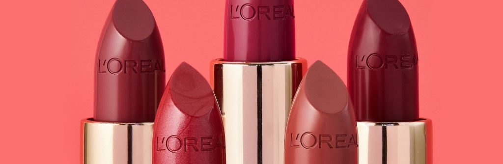 3 خطوات تضمن لك ثبات أحمر الشفاه