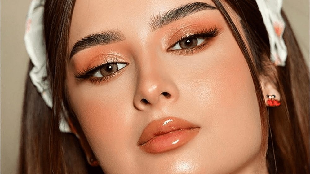 برنامج تعليمي لمكياج متألق وساحر