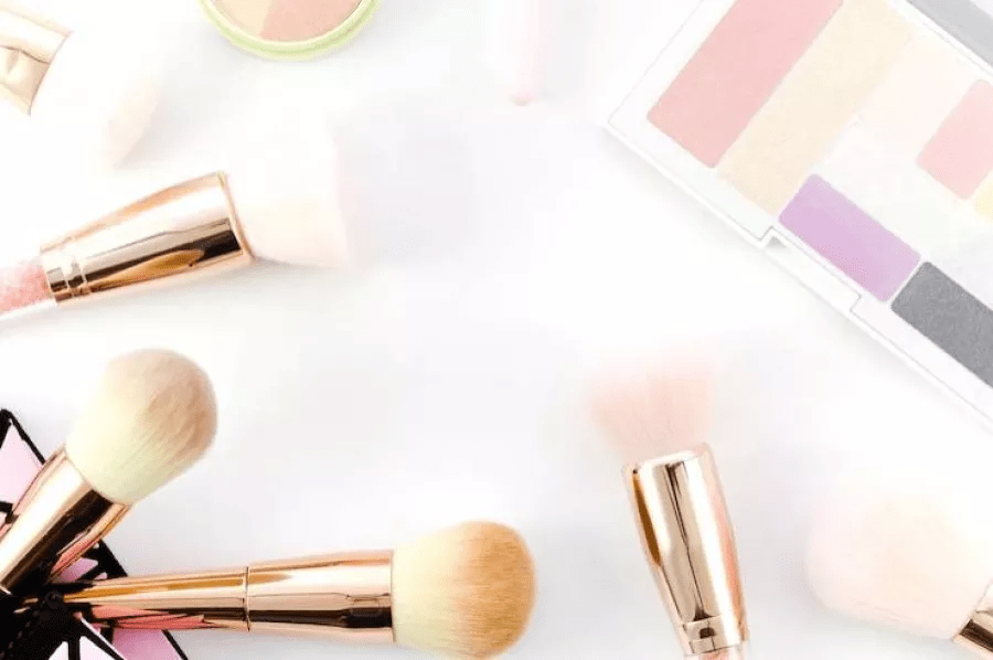 أدوات المكياج والمنتجات الأساسية التي تحتاجينها