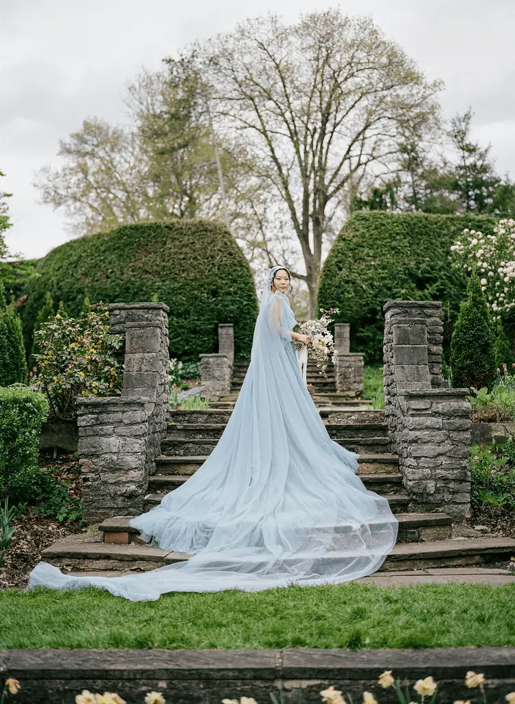 فستان زفاف باللون الأزرق لإطلالة جريئة ومميزة