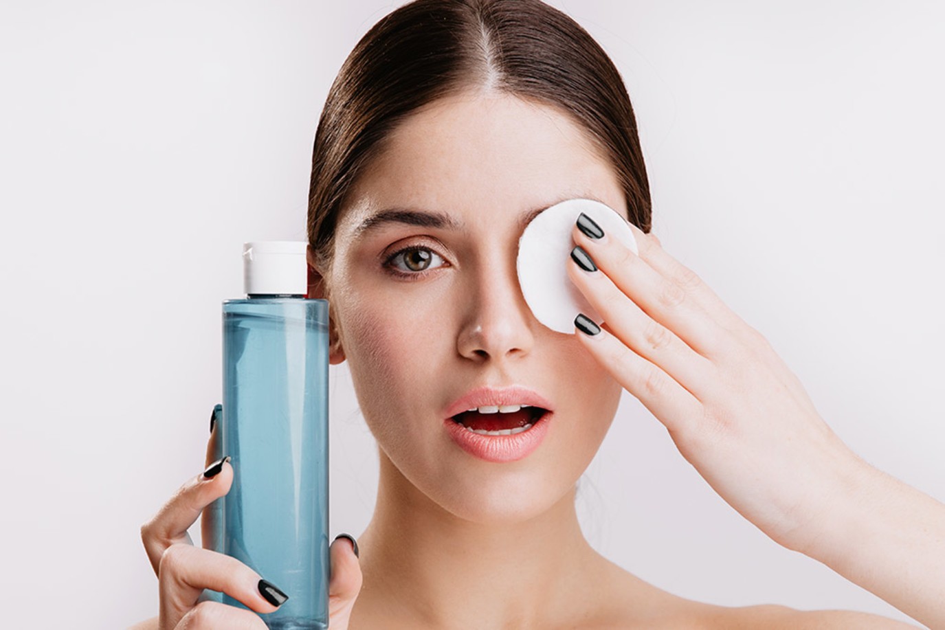 إزالة مكياج العيون دون إلحاق الضرر ببشرتك