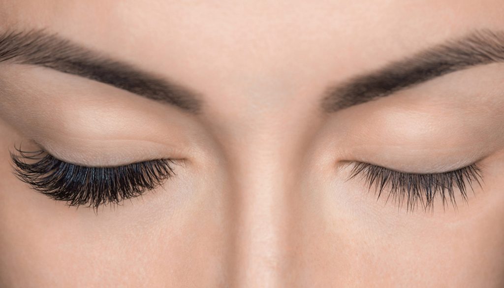 كيفية اختيار واستخدام الرموش الصناعية لإطلالة مثالية