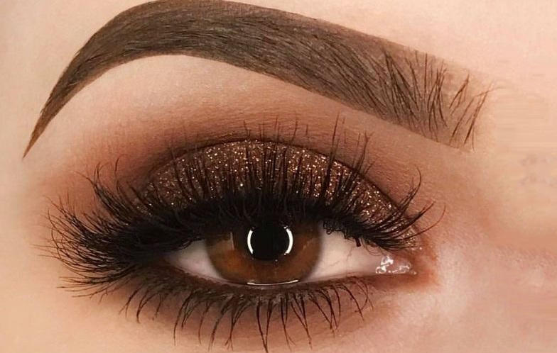 خطوات سهلة لمكياج العيون الدخاني