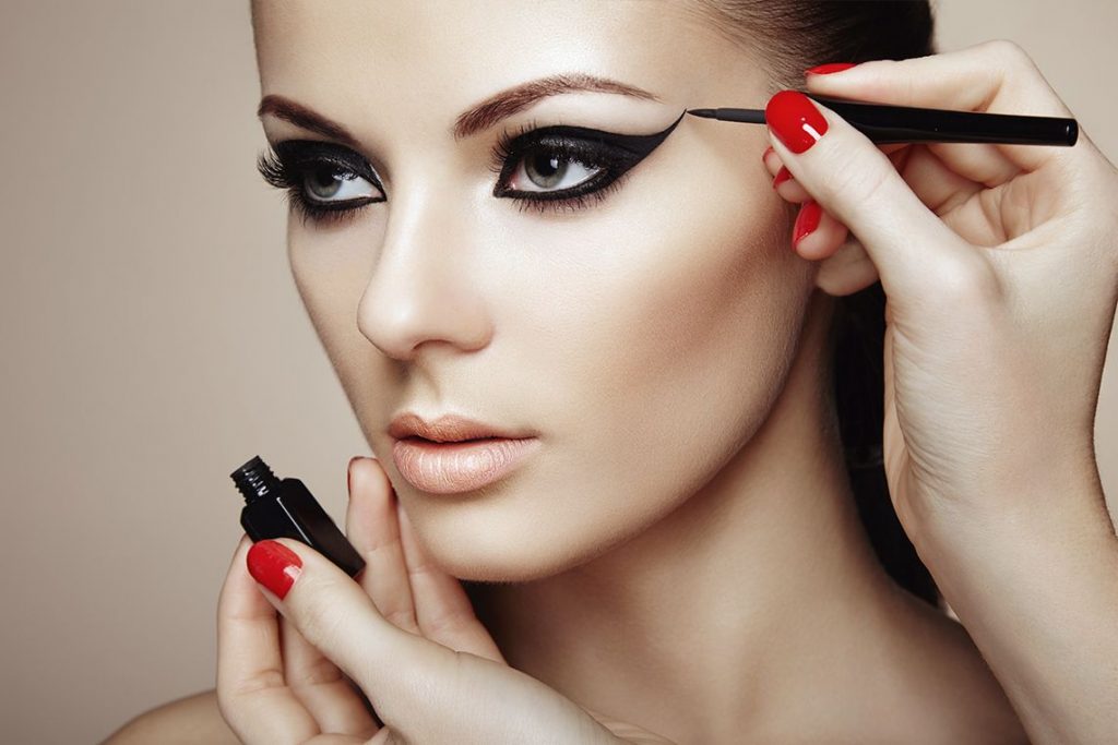 أخطاء مكياج العيون وكيفية تجنبها