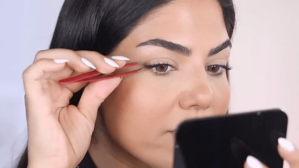 الدليل الكامل لمكياج العيون :  تقنيات وأدوات لإبراز جمال عينيك