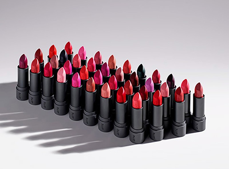 أحدث صيحات أحمر الشفاه لموسم 2024