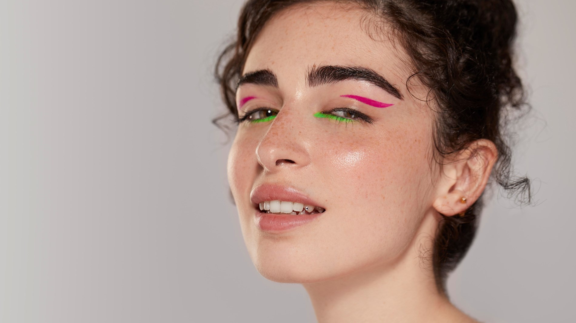 أحدث صيحات مكياج 2025 وكيفية تطبيقها