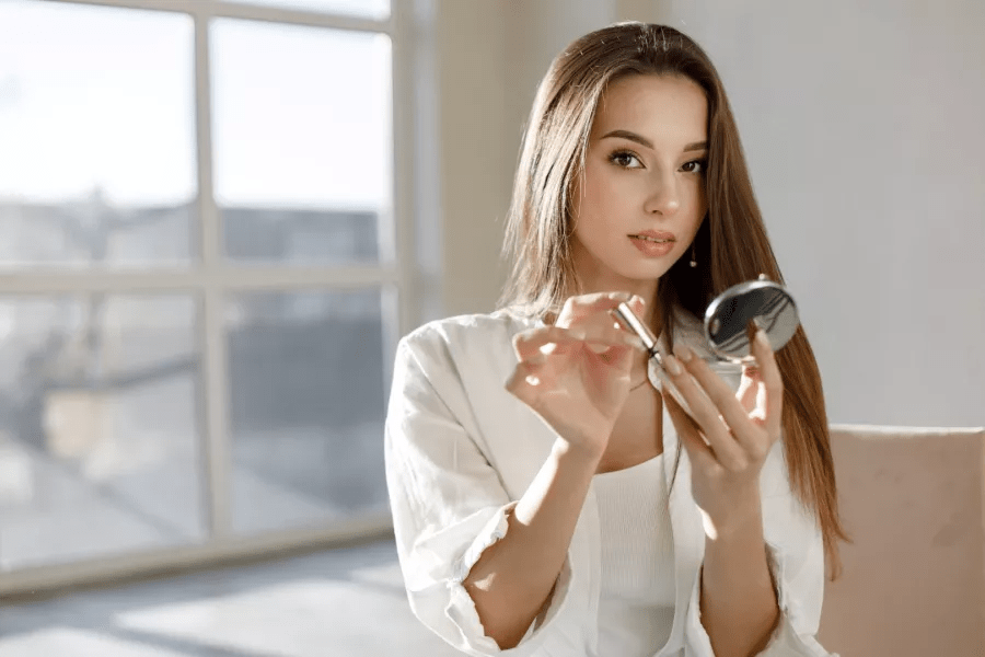 تطبيق مكياج يومي للحفاظ على مظهر طبيعي وأنيق