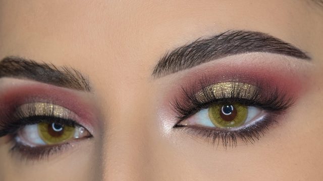 مكونات حقيبة مكياج العيون خلال اليوم