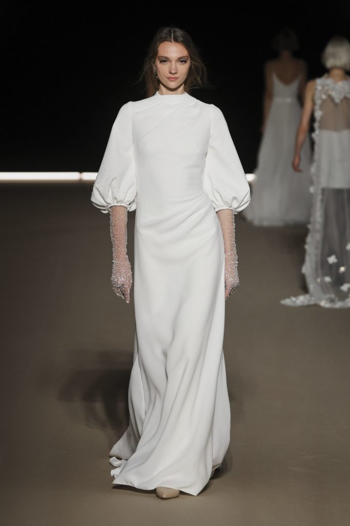 فساتين زفاف بأكمام متوسطة الطول: موضة 2025