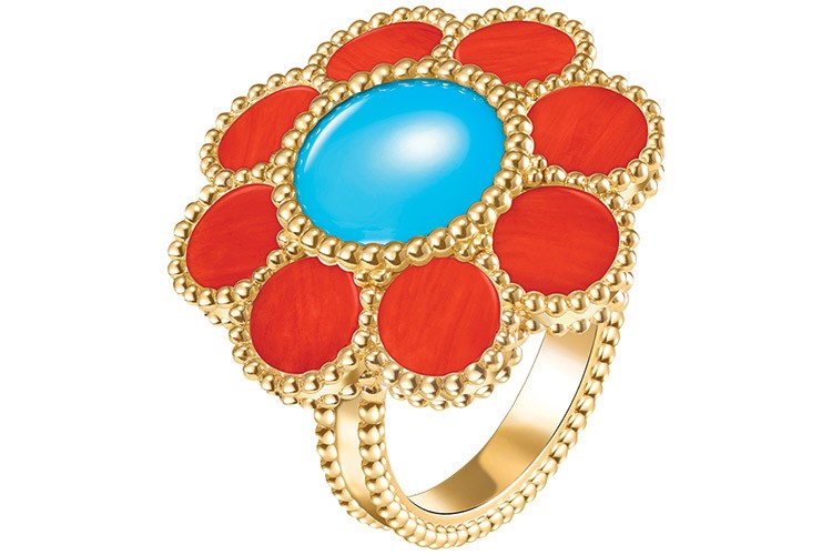 مجوهرات ملونة لإطلالة خريفية