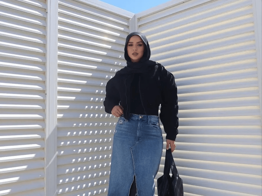 طرق تنسيق التنانير الجينز الطويلة للمحجبات في الشتاء: إطلالة مريحة وأنيقة