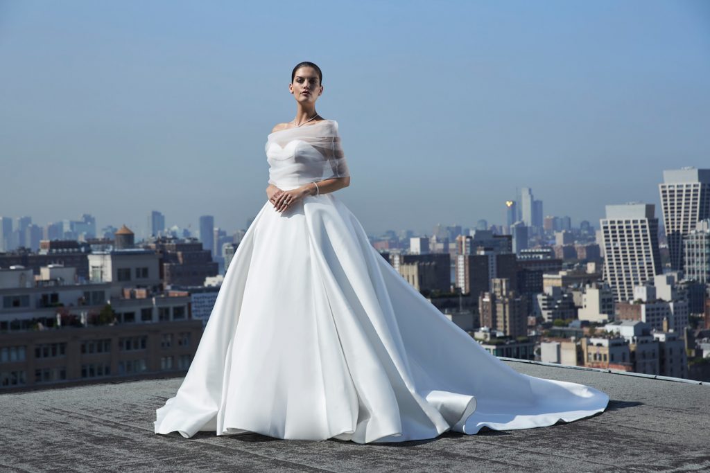 أسبوع نيويورك لأزياء الأعراس لخريف 2025: تصاميم غير تقليدية وأنيقة