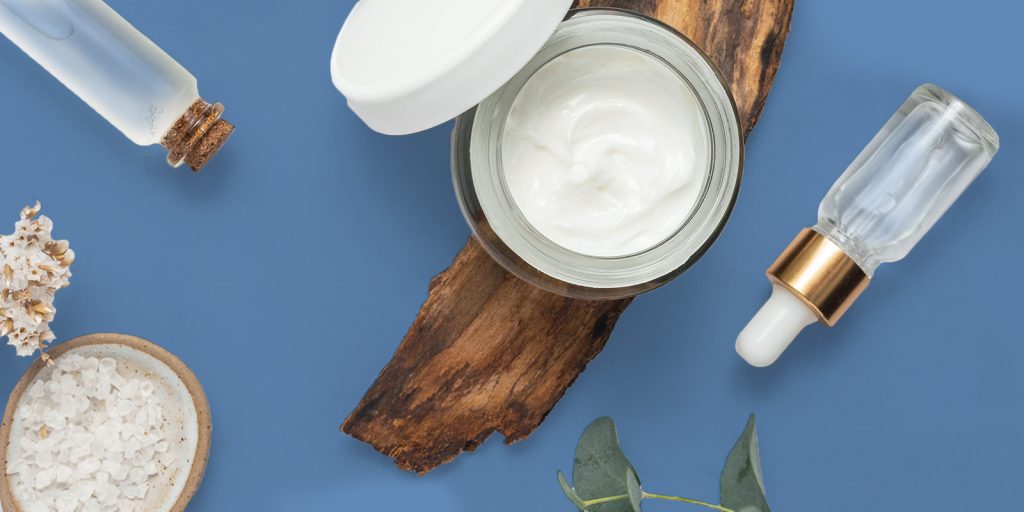 مكونات تضر البشرة الحساسة عند تطبيق المكياج