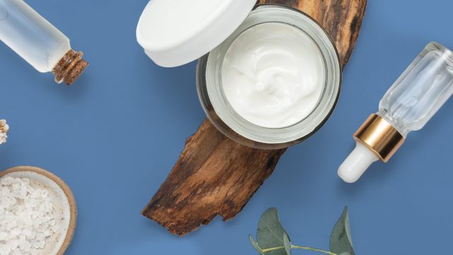 مكونات تضر البشرة الحساسة عند تطبيق المكياج