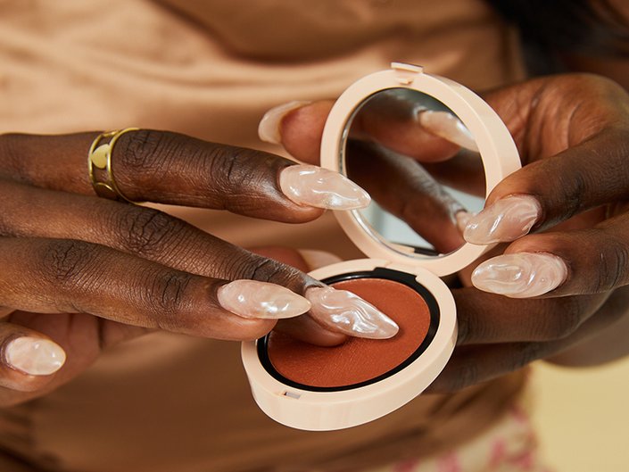 درجات جريئة من البلاشر لتتقني صيحات المكياج الجديدة