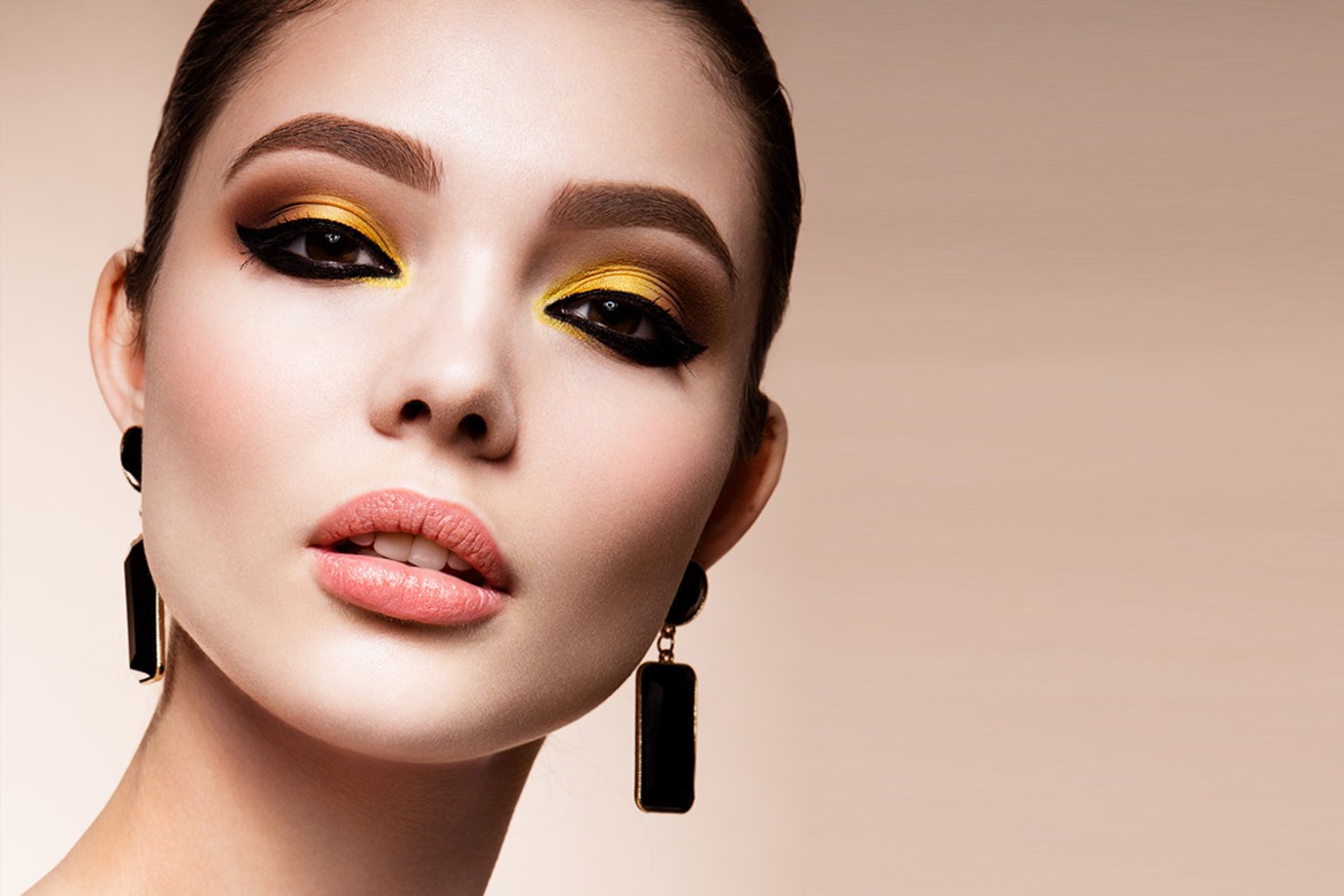 أحدث صيحات المكياج لنهاية 2024 : إطلالات جريئة ومبتكرة لحفل نهاية السنة