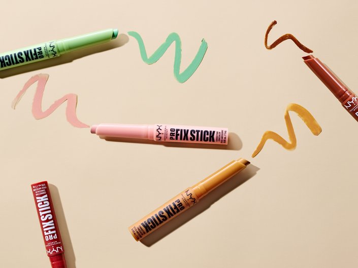 أفضل أنواع كريم الأساس الستيك لسهولة التطبيق أثناء التنقل