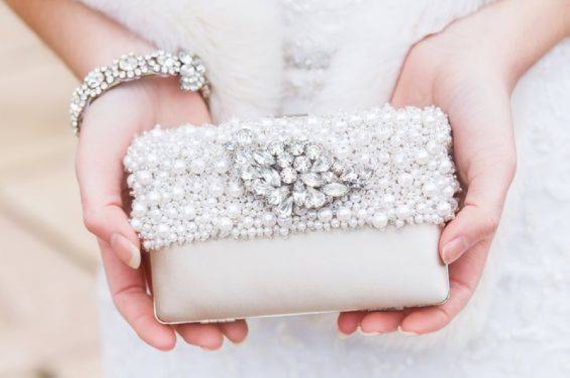 كيف تختارين حقيبة اليد المثالية للعروس؟