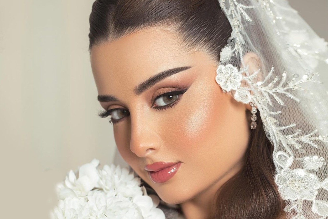 تطبيق مكياج العيون السموكي كالمحترفين: دليلك للحصول على إطلالة ساحرة