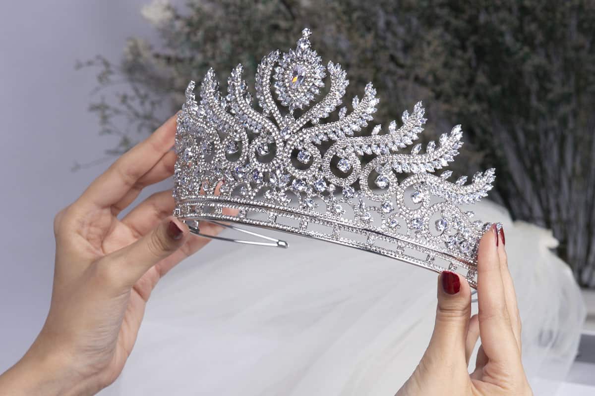 أحدث صيحات تيجان العرائس