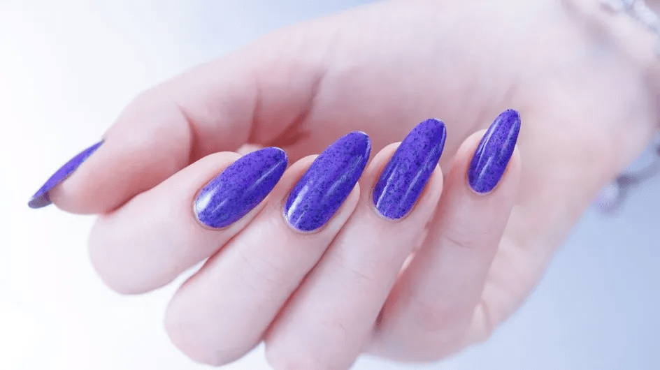 اكتشفي معنا نظرية الأظافر الزرقاء التي اجتاحت تيك توك