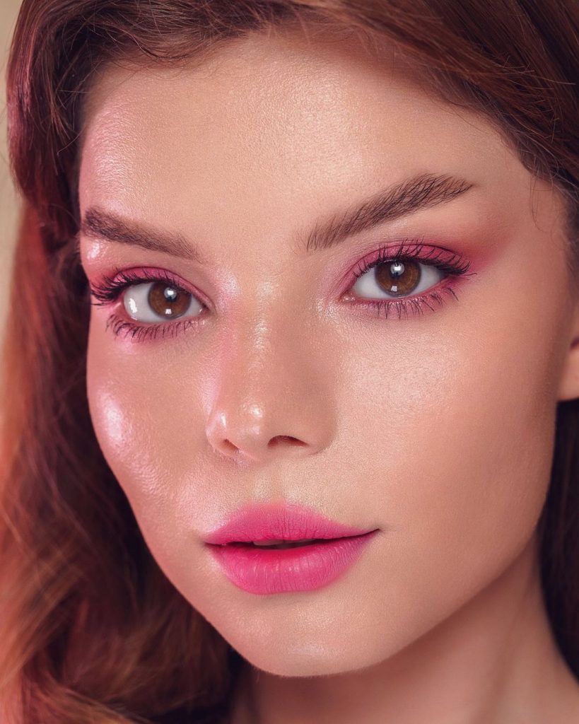 موضة مكياج المونوكروم : كيف تتحصلين على إطلالة موحدة أنيقة؟