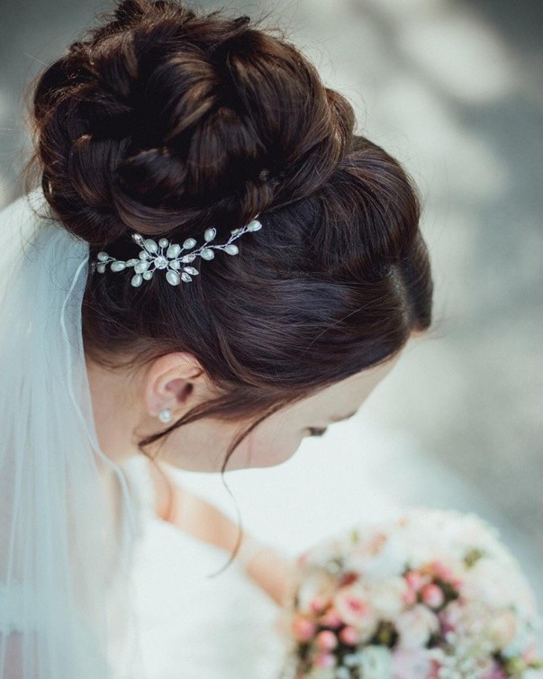 تسريحات الزفاف لعروس 2025