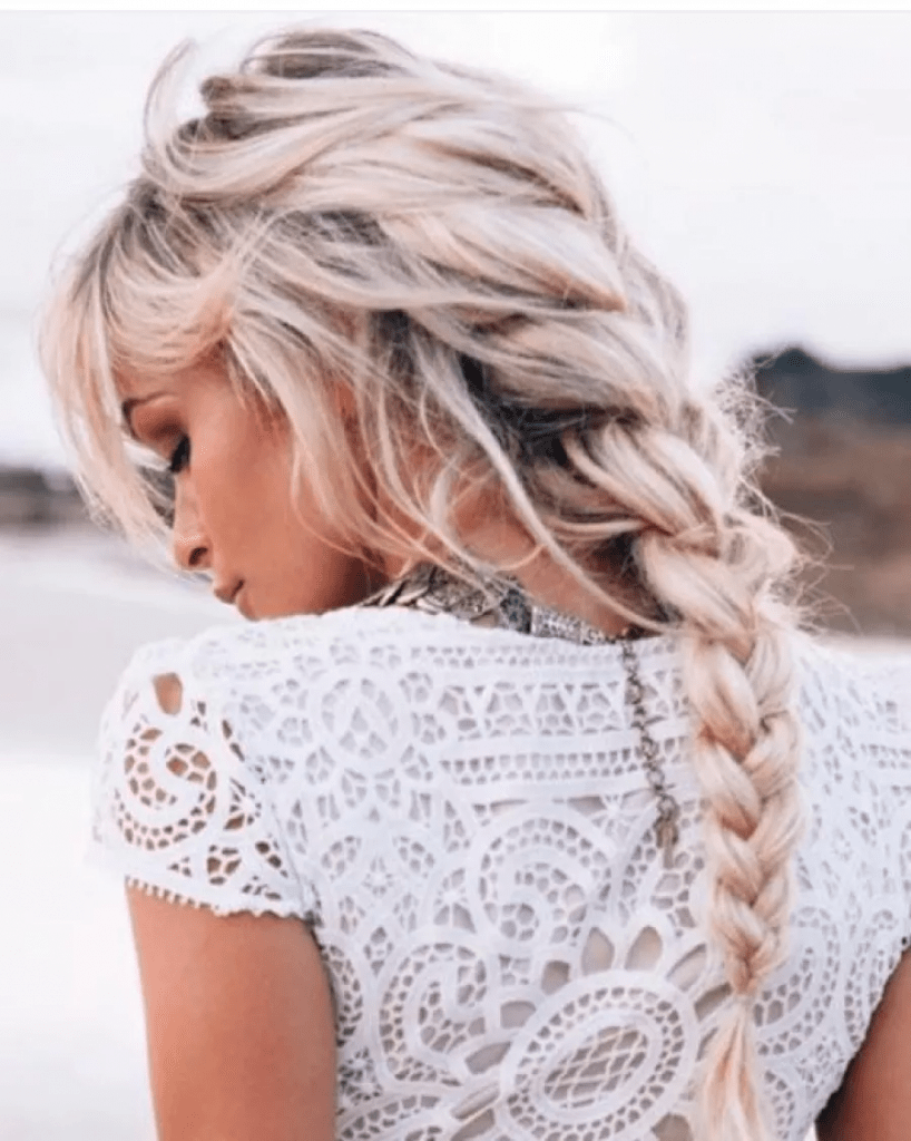 تسريحات الزفاف لعروس 2025 : أفكار تناسب كل شكل وجه