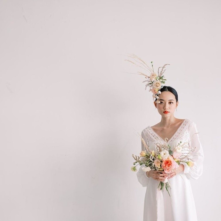 أكسسوارات شعر للعروس : كيف تختارين التاج أو الطرحة المثالية؟