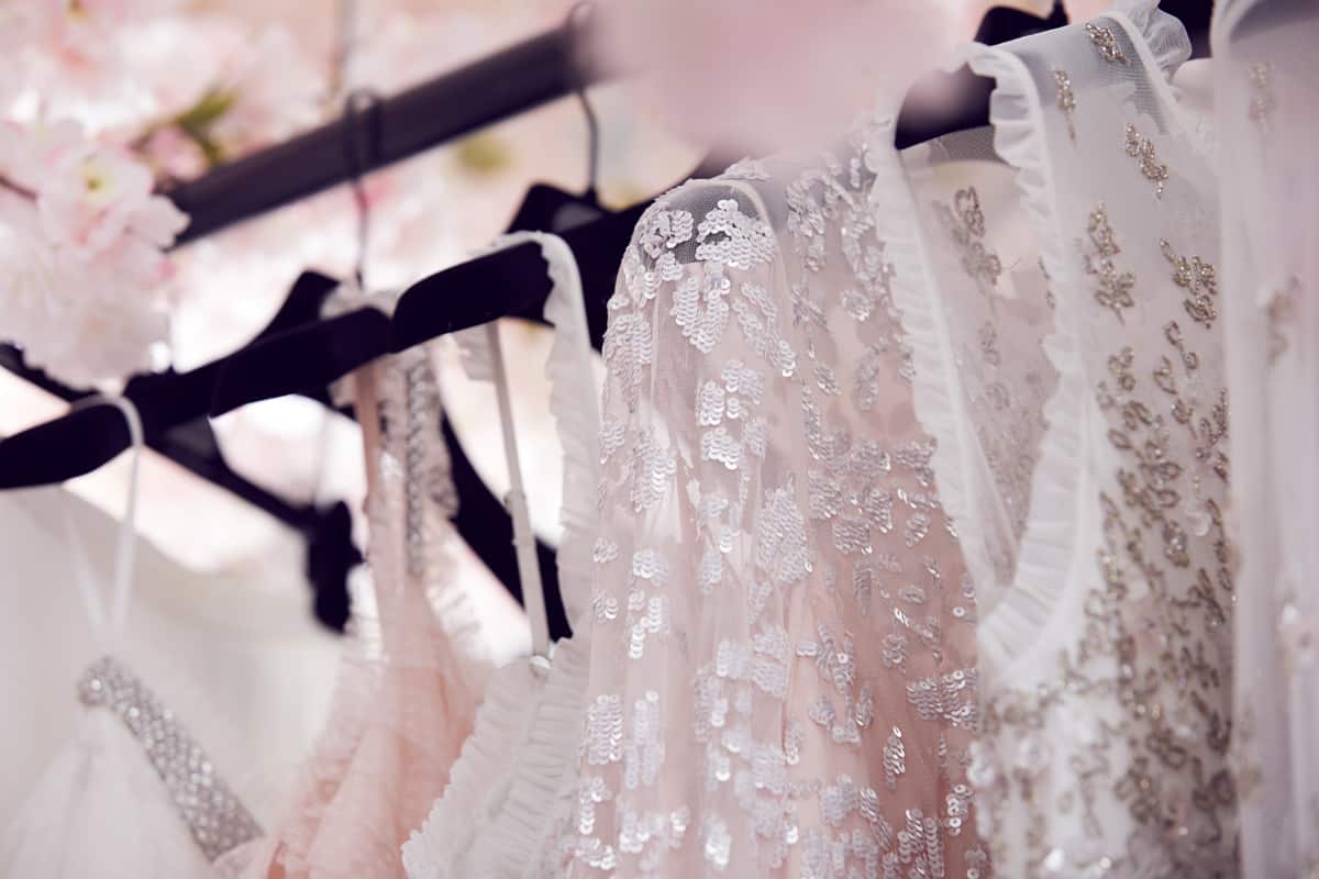 الأسئلة التي يجب أن تطرحيها على مصمم فستان الزفاف الخاص بك