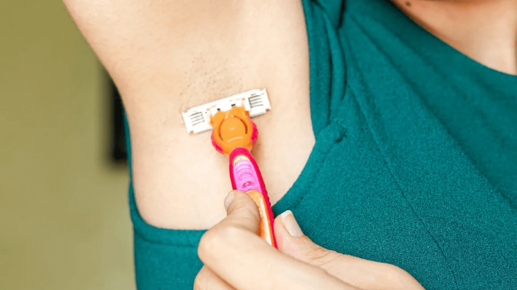 كيفية العناية بمنطقة الإبطين في 3 خطوات بسيطة