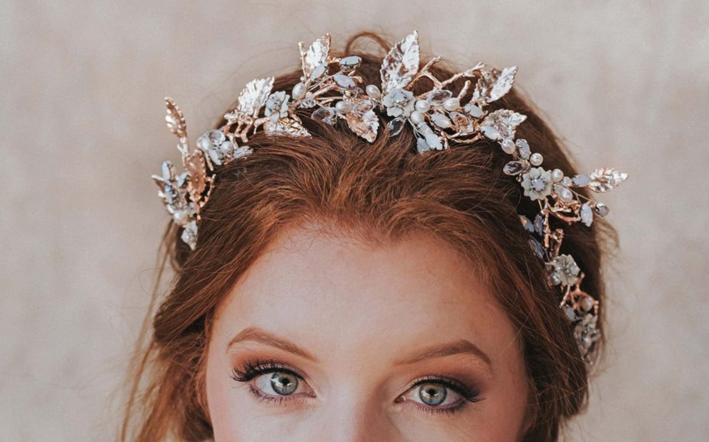 أكسسوارات شعر عروس 2025 : كيف تختارين التاج أو الطرحة المثالية؟