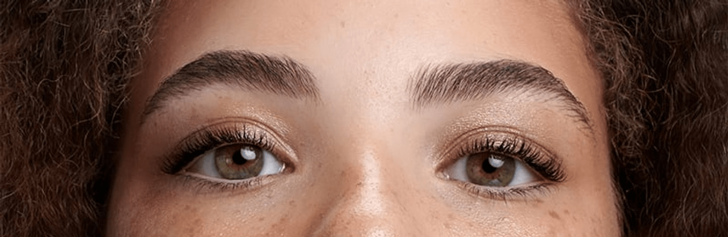 طريقة تطبيق البرونزر الصحيحة وفقًا لخبير تجميل