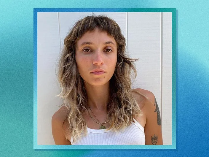 كيف تصففين الغرة القصيرة جدًا (Micro Bangs) للشعر الأملس والمموج والمجعد