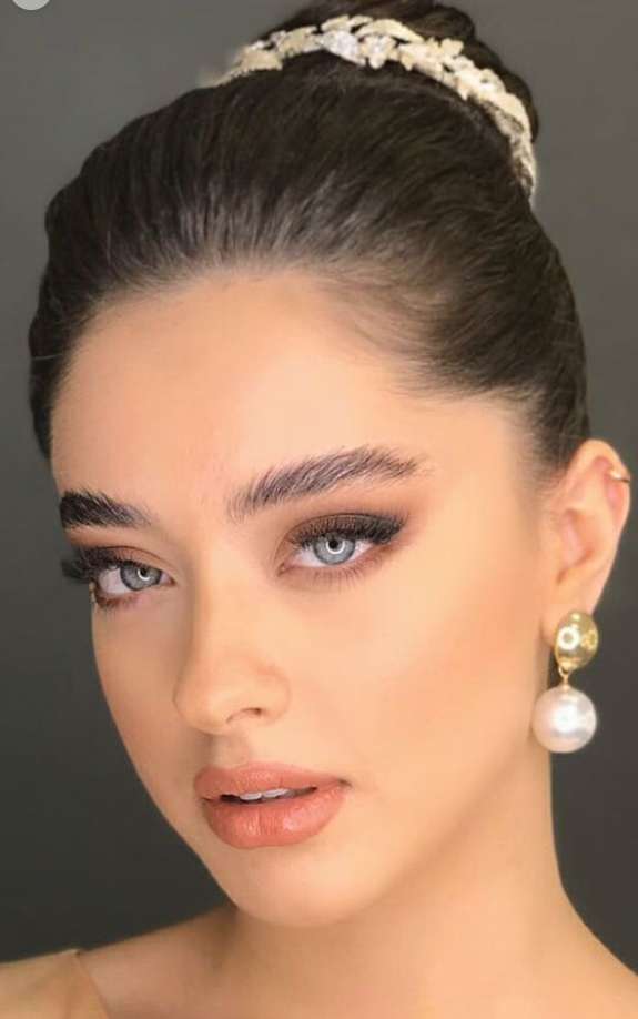 مكياج العروس في صيف 2025 : بين اللمعة الطبيعية والعيون الدخانية الناعمة