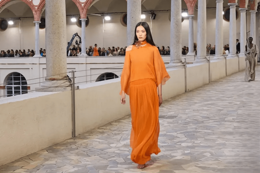 فساتين برتقالية لصيف 2025 … أناقة لافتة للمحجبات بلمسات عصرية