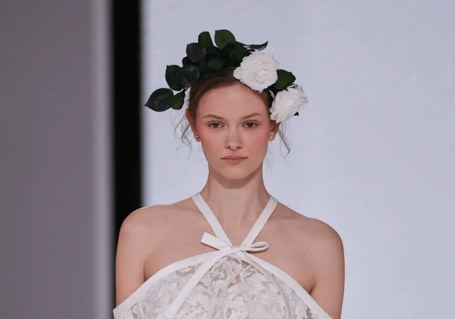 تسريحات شعر العروس بالورود : لمسة رومانسية تحاكي الطبيعة