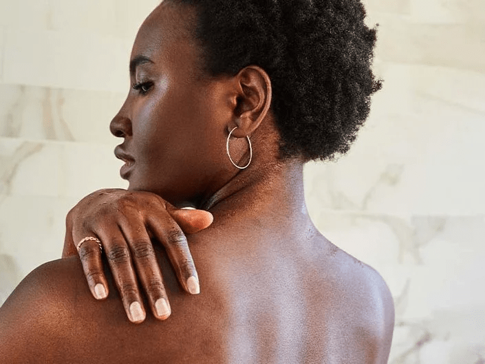 هل تعانين من حب الشباب في الظهر ؟ ربما يكون السبب في بلسم الشعر!