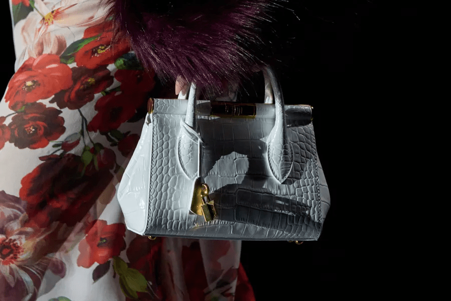 حقاب مناسبة للقصيرات لصيف 2025