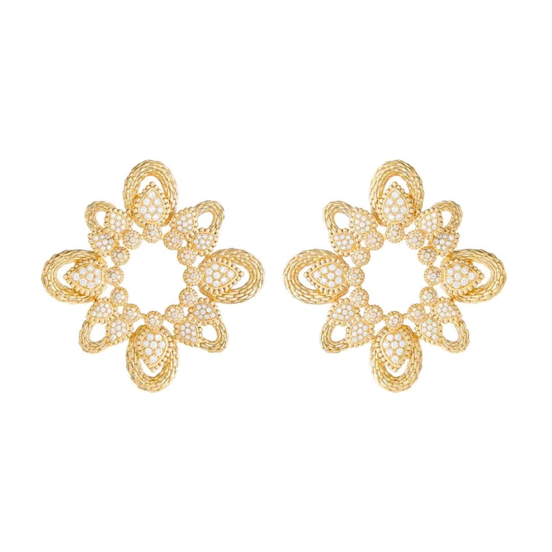 أقراط بتصاميم الورود