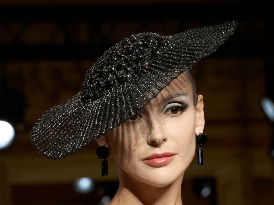 أكسسوارات الهوت كوتور في باريس : لمسات تكمل فخامة الإطلالة