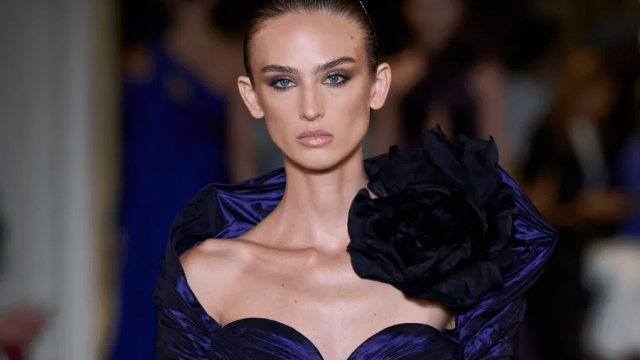 مكياج ساحر لفستان خطوبة نيلي : دليلك لإطلالة تأسر الأنظار