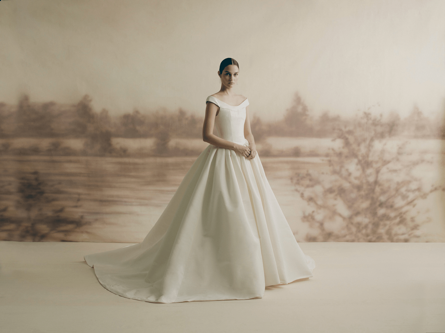 أجمل فساتين زفاف أوف شولدر لعروس 2026: تصاميم تأسر القلوب