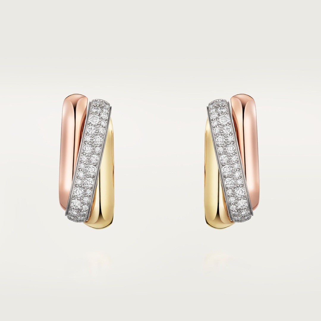 أقراط ذهبية عصرية