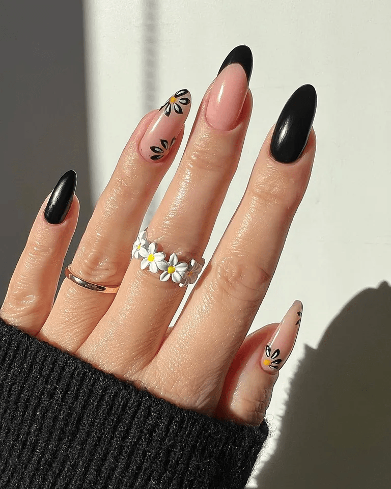 طلاء الأظافر الأسود .. شياكة وأناقة ومناسب لكل المناسبات